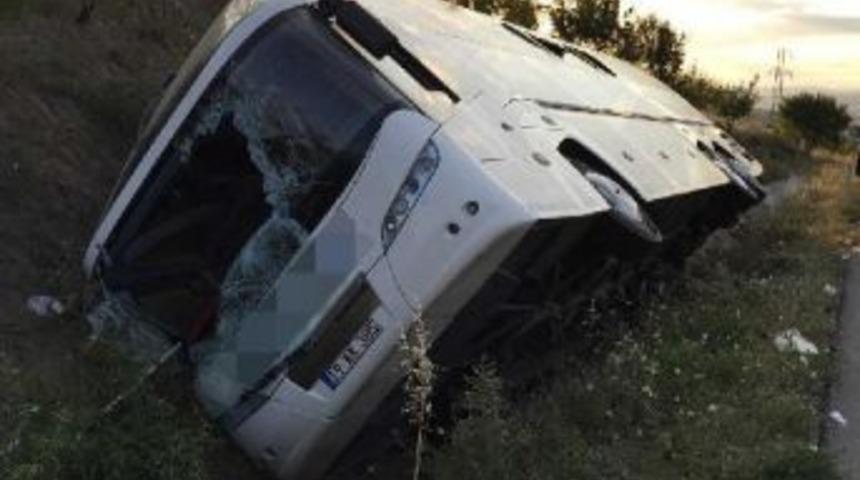 &Ccedil;orum'da Yolcu Otob&uuml;s&uuml; Devrildi: 1 &Ouml;l&uuml;, 30 Yaralı