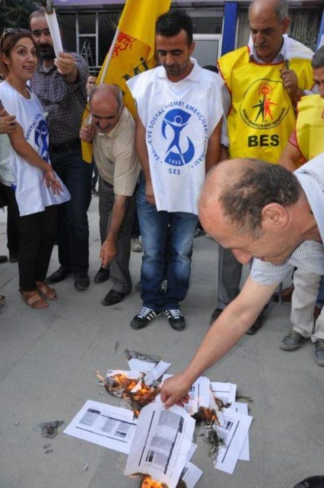 Hakkari'de Kesk'ten Bordro Yakma Eylemi