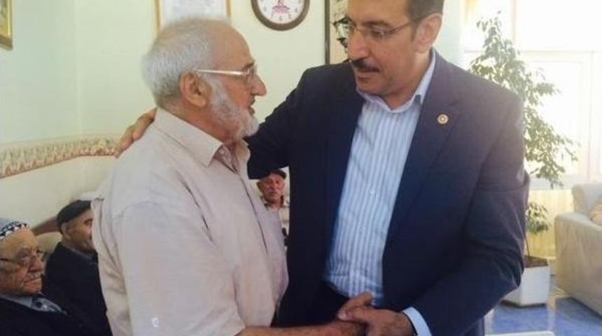 Ak Partililer Huzurevi Sakinlerinin Bayramını Kutladı