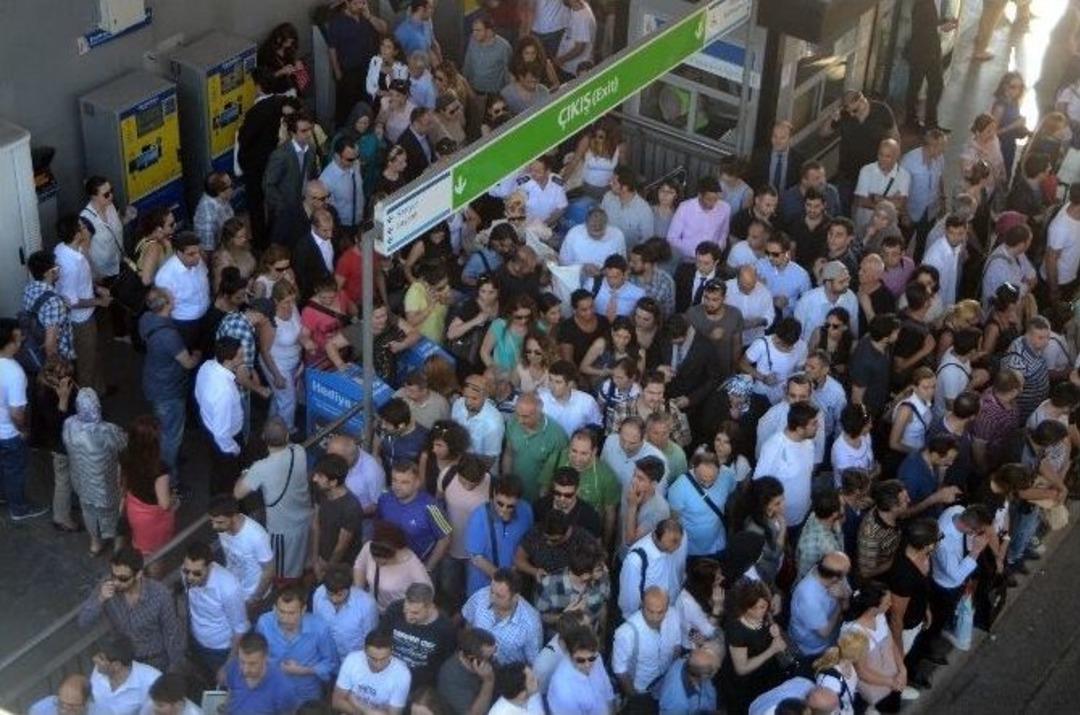 Trafik Yoğunluğu Metrob&uuml;s Duraklarını Da Olumsuz Etkiledi