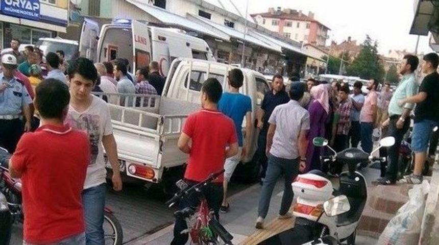 Motosiklet İle Kamyonet &Ccedil;arpıştı: 2 Yaralı