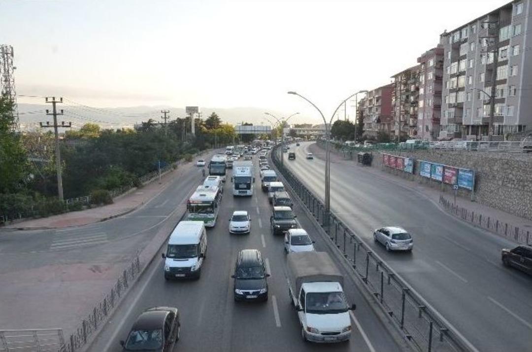 Tatilciler Yolları Kilitledi