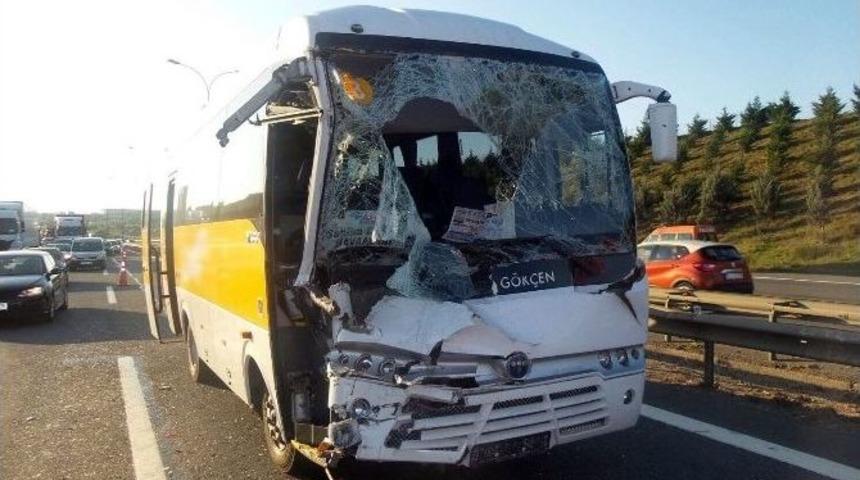 Tem&rsquo;de Seyreden Servis Otob&uuml;s&uuml; Kamyona &Ccedil;arptı: 3 Yaralı