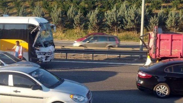 Tem’de Seyreden Servis Otobüsü Kamyona Çarptı: 3 Yaralı