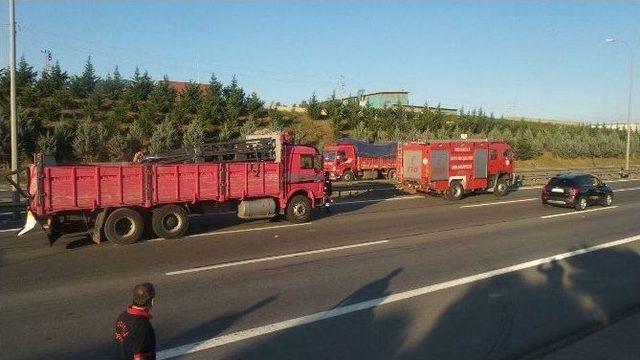 Tem’de Seyreden Servis Otobüsü Kamyona Çarptı: 3 Yaralı