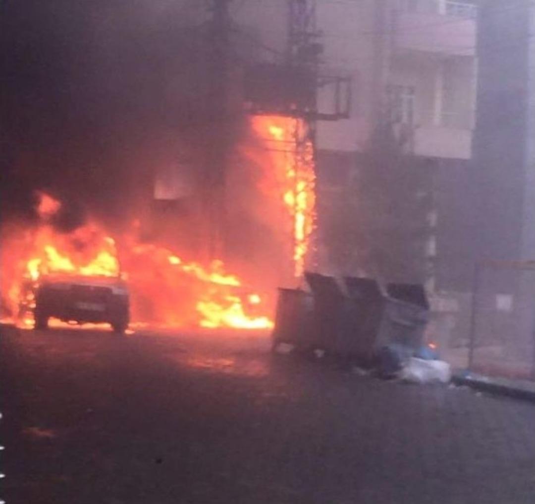 Kızıltepe&rsquo;de Trafo Yangını İki Aracı K&uuml;l Etti