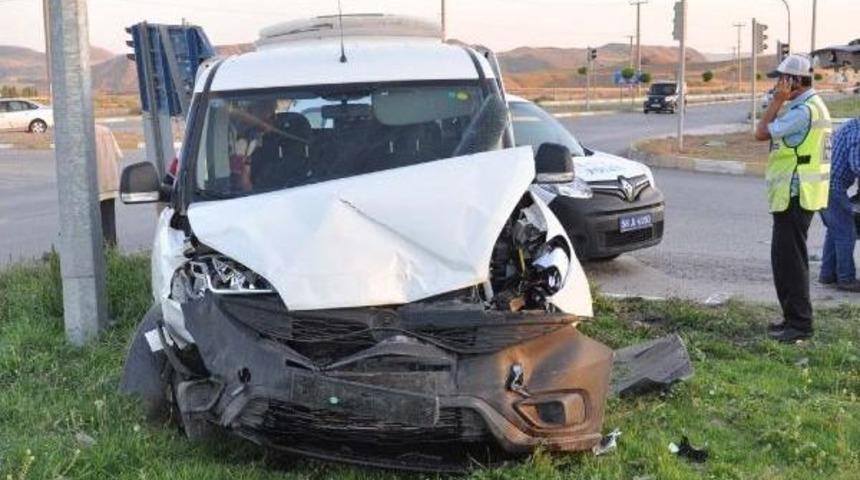 Hafif Ticari Ara&ccedil; Ile Otomobil &Ccedil;arpıştı: 3 Yaralı