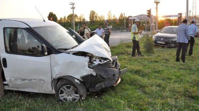 Hafif Ticari Araç Ile Otomobil Çarpıştı: 3 Yaralı