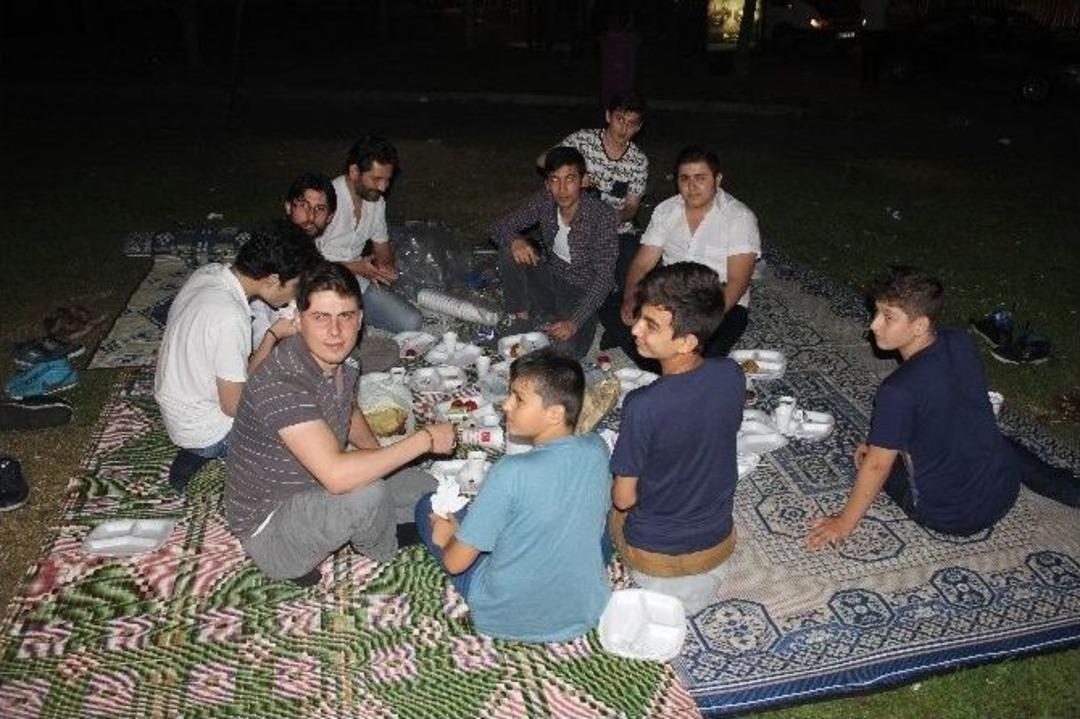 Vatandaşlar Son Sahur İ&ccedil;in Ey&uuml;p Sultan&rsquo;a Akın Etti