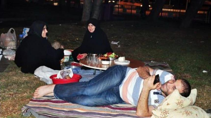 Vatandaşlar Son Sahuru Ey&uuml;p Sultan Camii&rsquo;Nde Ge&ccedil;irdi