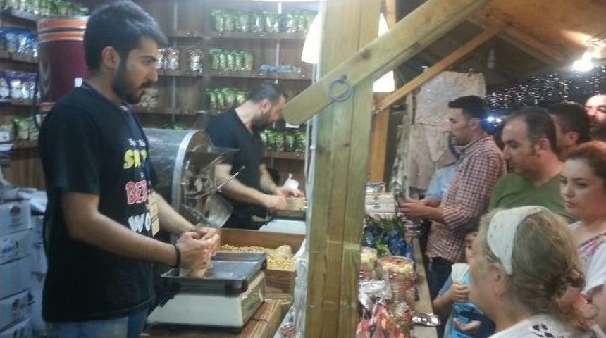 Meşur Tavşanlı Leblebi&rsquo;si Sultan Ahmet Meydanında Yoğun İlgi G&ouml;r&uuml;yor