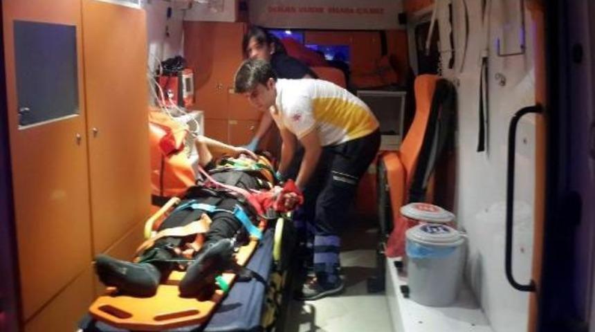 Otomobil Motosiklete &Ccedil;arptı: 2 Yaralı