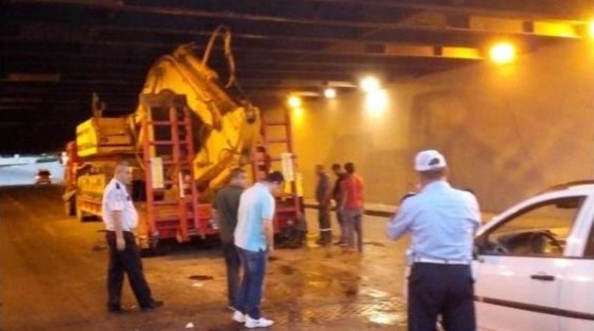 İş Makinası Taşıyan Tır Alt Ge&ccedil;ide &Ccedil;arptı