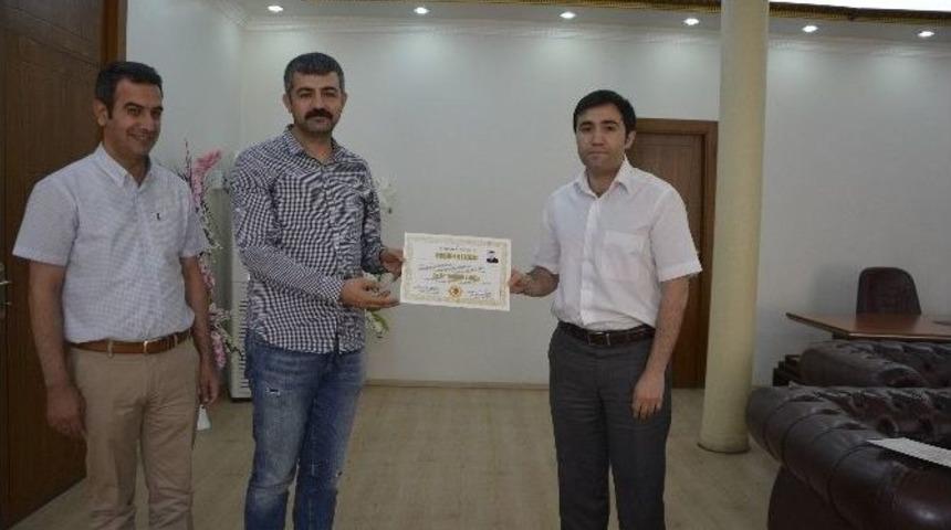 Viranşehir Kaymakamı Başarılı Doktorları &Ouml;d&uuml;llendirdi