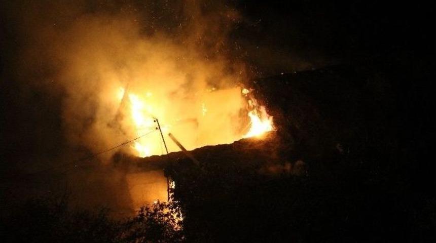&Ccedil;emişgezek&rsquo;te Korkutan Yangın
