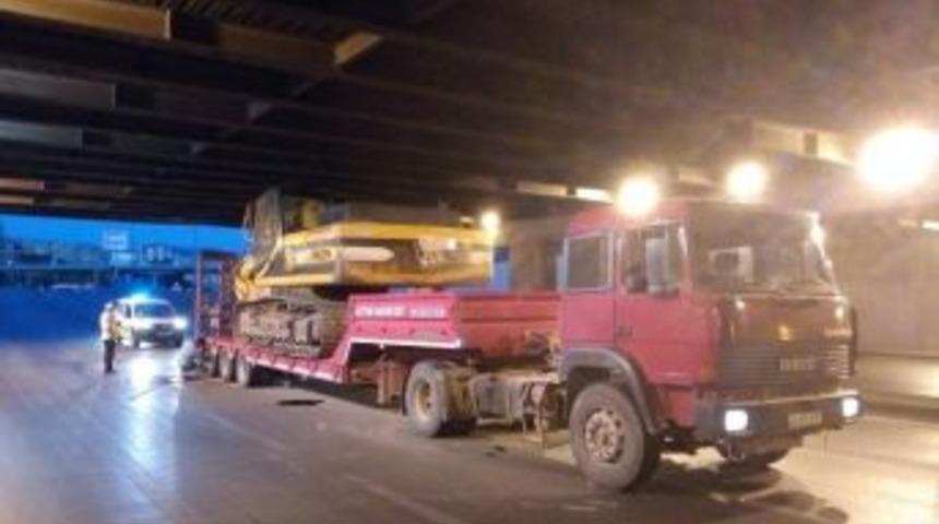 İzmir&rsquo;de İş Makinesi Taşıyan Tır Alt Ge&ccedil;idin Tavanına &Ccedil;arptı