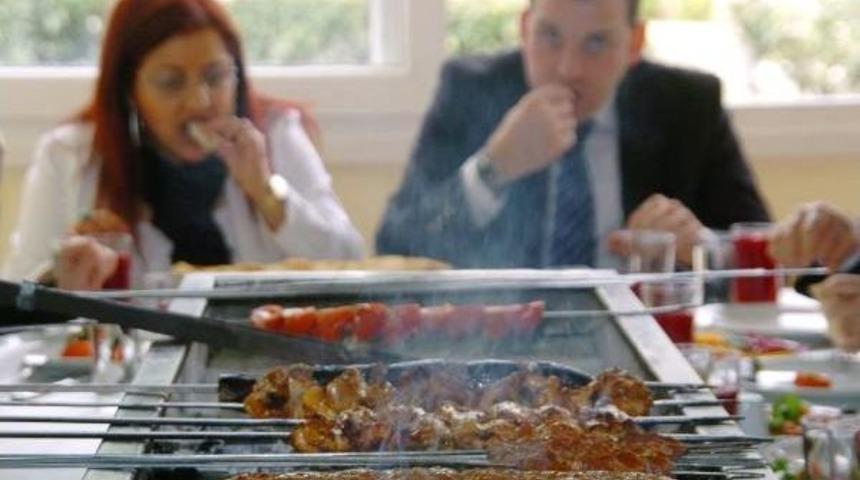 'bayramda Havalar &Ccedil;ok Sıcak, Yeterli Sıvı Alıp Dengeli Beslenin'