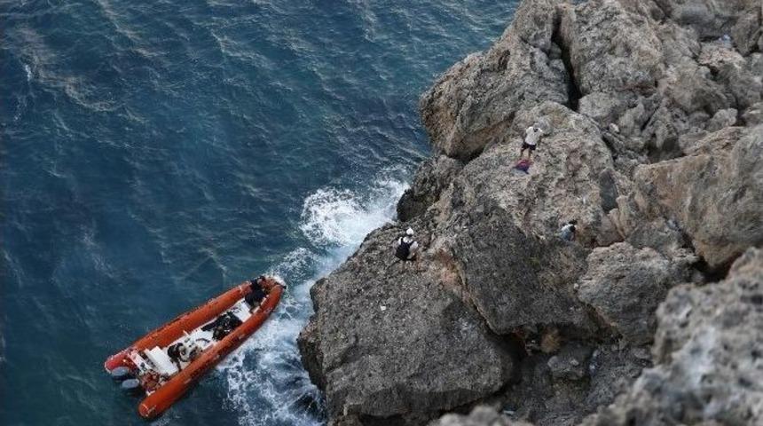 30 Metrelik Falezlerden Kayalıklara &Ccedil;akıldı