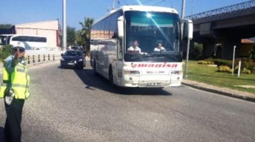 İzmir&rsquo;de Trafikte Bayram Yoğunluğu Başladı