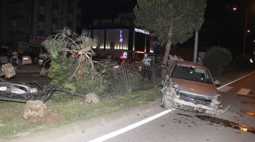 Otomobil &Ccedil;am Ağacına &Ccedil;arptı: 1 Yaralı