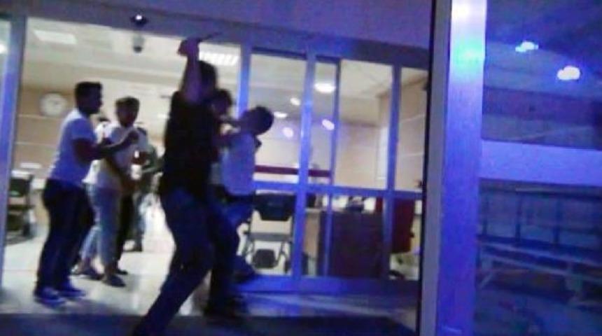 Bı&ccedil;akla Yaralanana Hastanede Saldırı