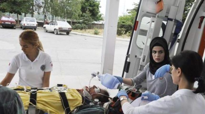 Otomobilde Hava Almak I&ccedil;in Kapıyı A&ccedil;ınca D&uuml;ş&uuml;p Ağır Yaralandı