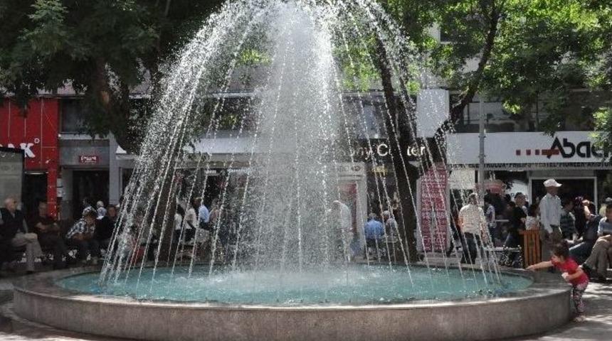 Vatandaş S&uuml;s Havuzlarının Kenarında Serinliyor