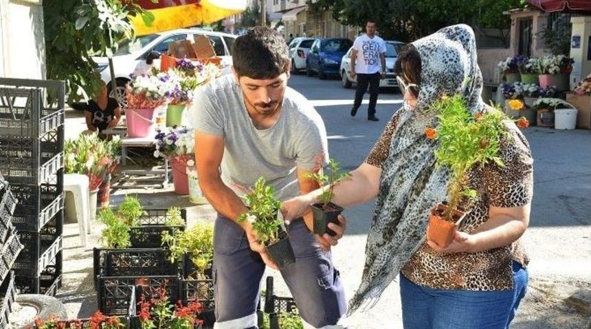 &Ccedil;iğli Belediyesi Arefe G&uuml;n&uuml;nde &Ccedil;i&ccedil;ek Dağıttı
