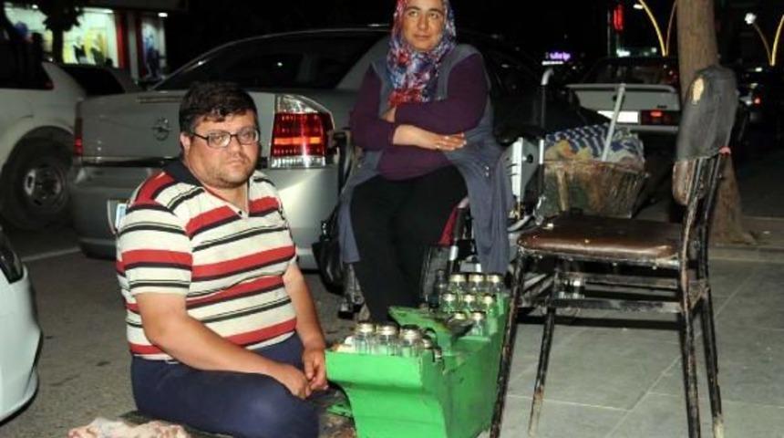 Fil Hastalığından Iki Bacağını Kaybetti Ama Boyacılık Yapıyor