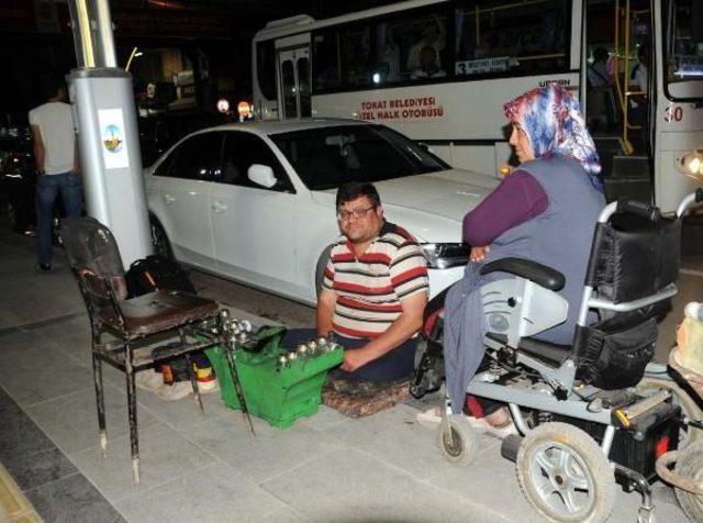 Fil Hastalığından Iki Bacağını Kaybetti Ama Boyacılık Yapıyor