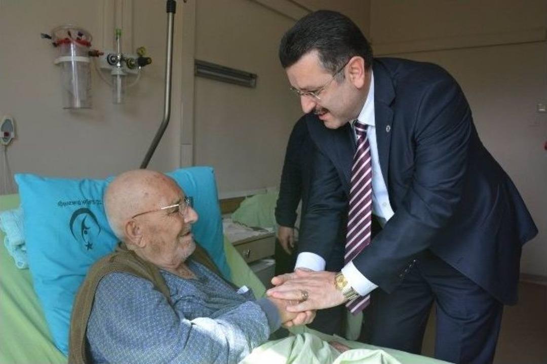 Başkan Gen&ccedil;, Huzurevi Sakinleri Ve Hastalarla Bayramlaştı