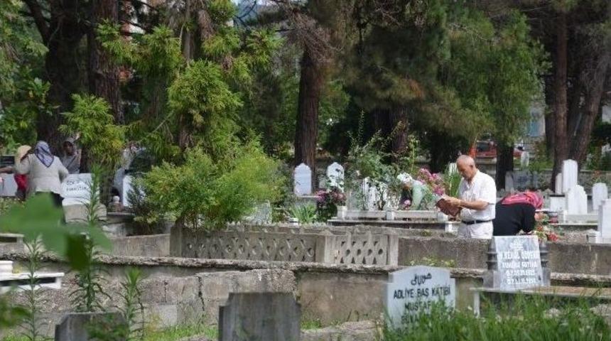 Arife G&uuml;n&uuml; Vatandaşlar Mezarlıklara Akın Etti