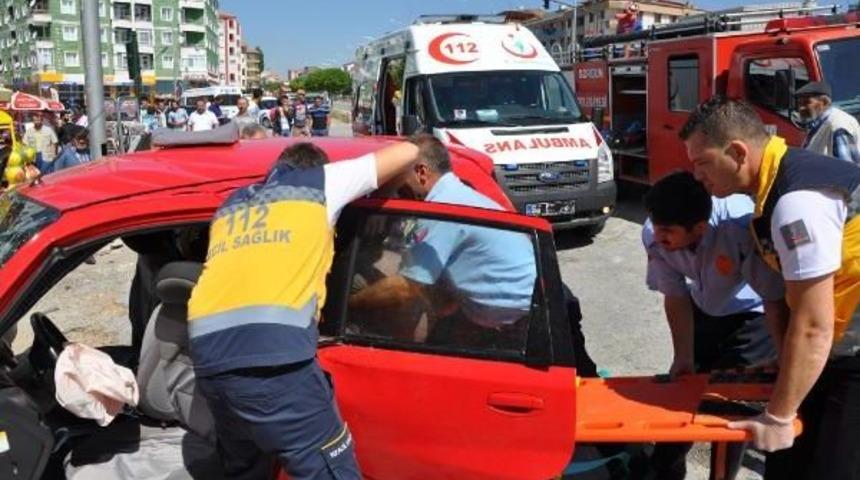 Sorgun'da 2 Otomobil &Ccedil;arpıştı: 7 Yaralı