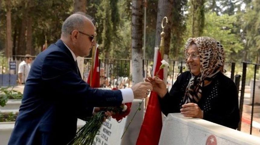 Mersin Şehitliği&rsquo;nde H&uuml;z&uuml;nl&uuml; Bayramlaşma