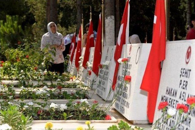 Mersin Şehitliği’nde Hüzünlü Bayramlaşma