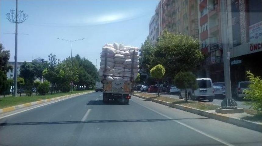 Aşırı Yüklü Kamyonet Kazaya Davetiye Çıkardı