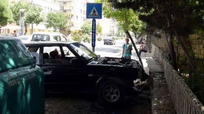 Gaziantep&rsquo;te Seyir Halindeki Otomobil Alev Aldı