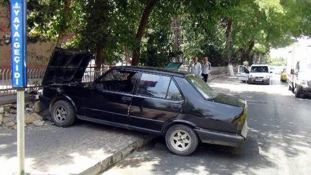 Gaziantep’te Seyir Halindeki Otomobil Alev Aldı