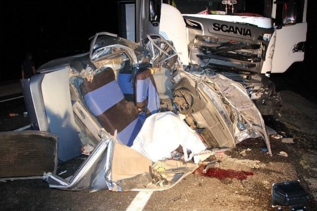 Otomobil Tır&rsquo;ın Altına Girdi: 1 &Ouml;l&uuml;