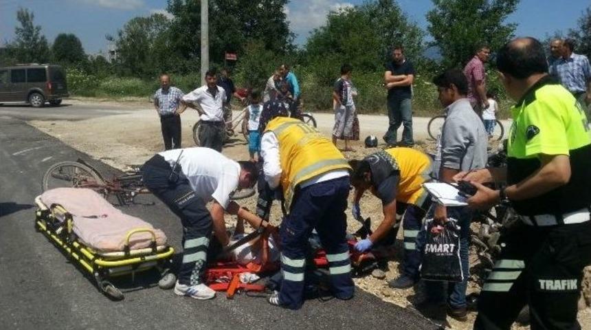 Motosiklet İle Bisiklet &Ccedil;arpıştı: 3 Yaralı
