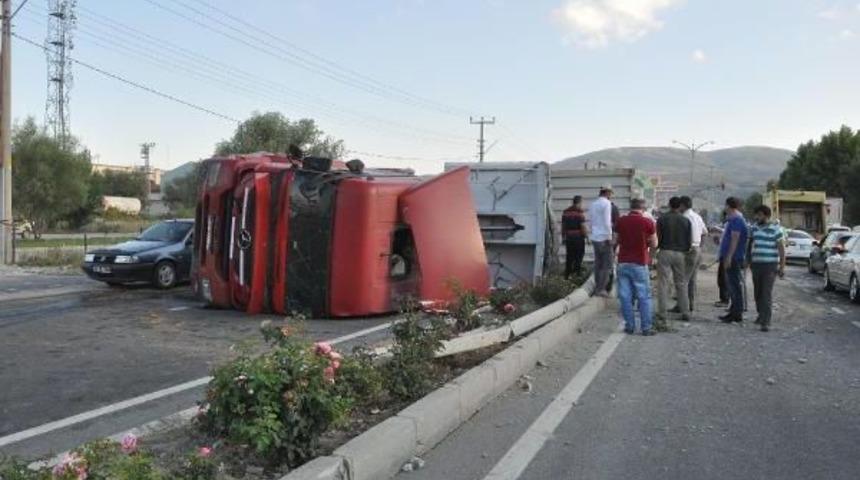 Otomobile &Ccedil;arpmamak I&ccedil;in Tır'ı Devirdi