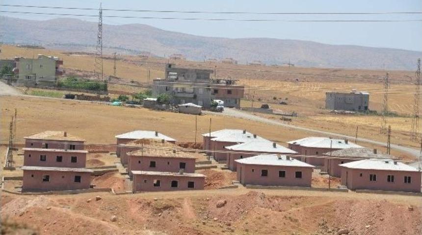 Afetzedeler İ&ccedil;in Yapılan Konutlar İlgisizlikten Yıkılıyor