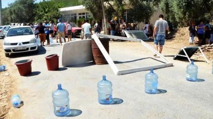Susuzluğu Protesto I&ccedil;in Yol Kapatılar