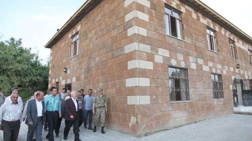 Vali &Ouml;zt&uuml;rk&rsquo;&uuml;n Ahlat Ziyareti