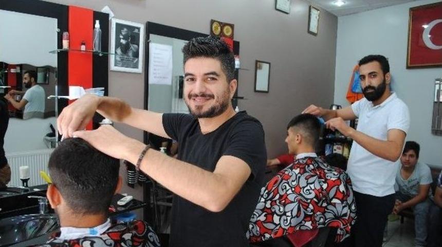 Berberlerin Arefe G&uuml;n&uuml; Mesaisi Başladı