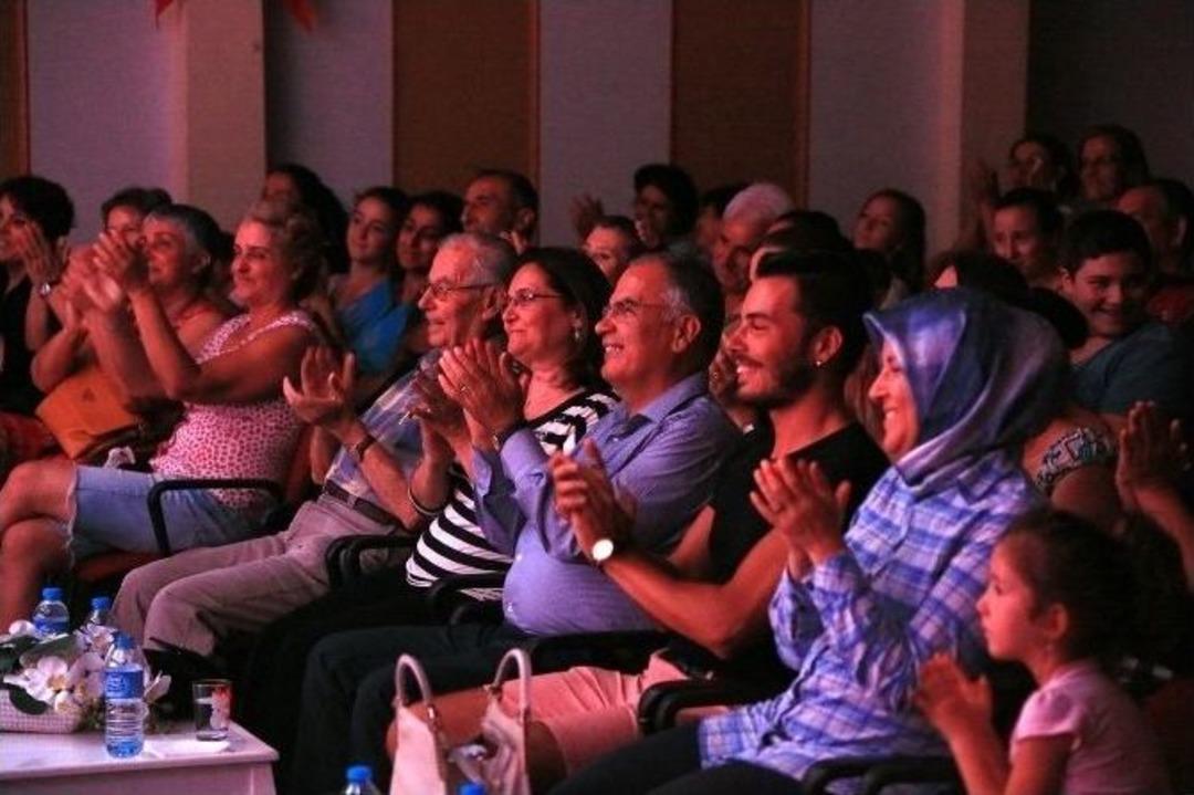 Kibarlık Budalası Sel&ccedil;uk&rsquo;ta Ayakta Alkışlandı