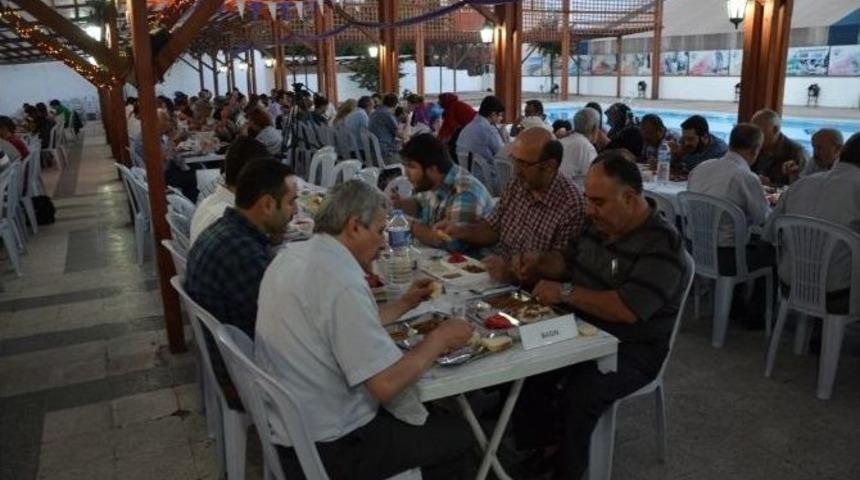 Son İftar Programı Havuz Kenarında D&uuml;zenlendi
