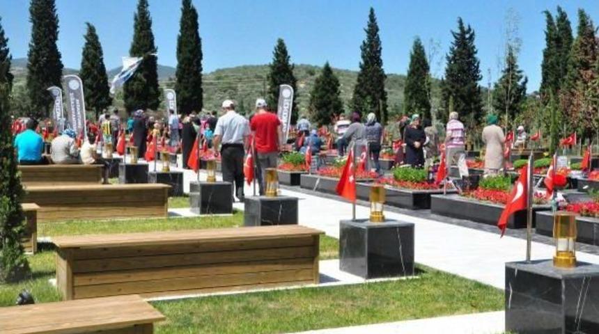 Soma'da Madenci Şehitliğine Ziyaret&ccedil;i Akını