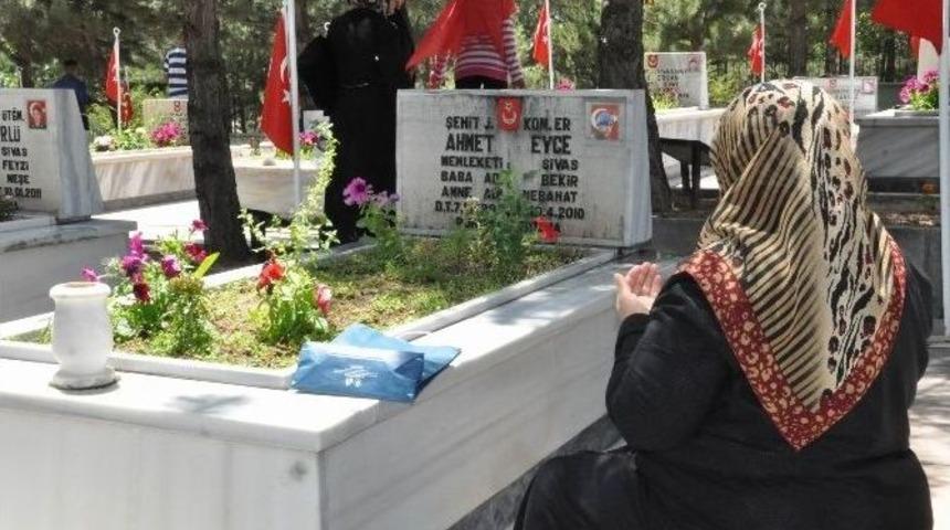 Sivas&rsquo;ta Şehitlikte H&uuml;z&uuml;nl&uuml; Arife