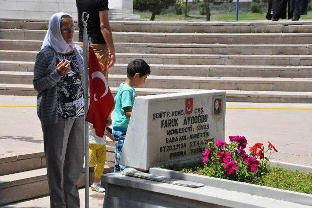 Sivas’ta Şehitlikte Hüzünlü Arife